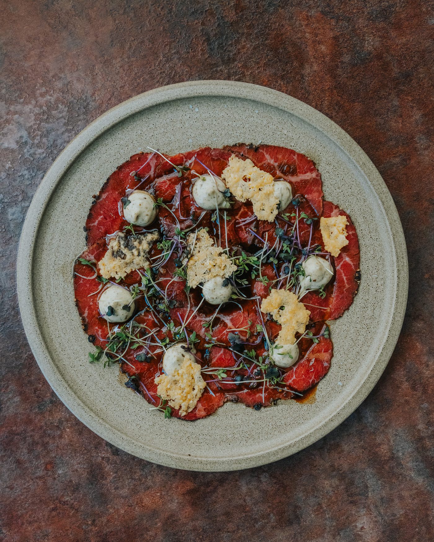 Oksecarpaccio med parmesan på Basso