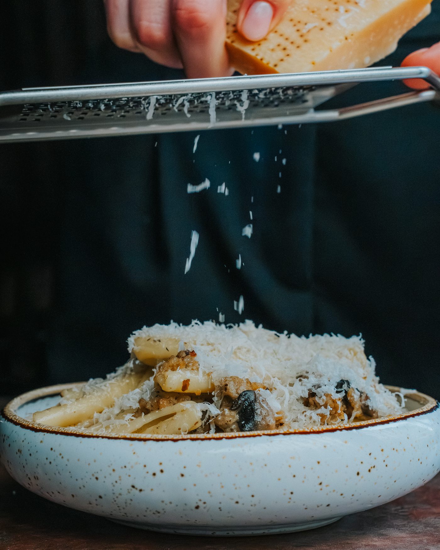 Hjemmelavet pasta med friskrevet parmesan på Basso