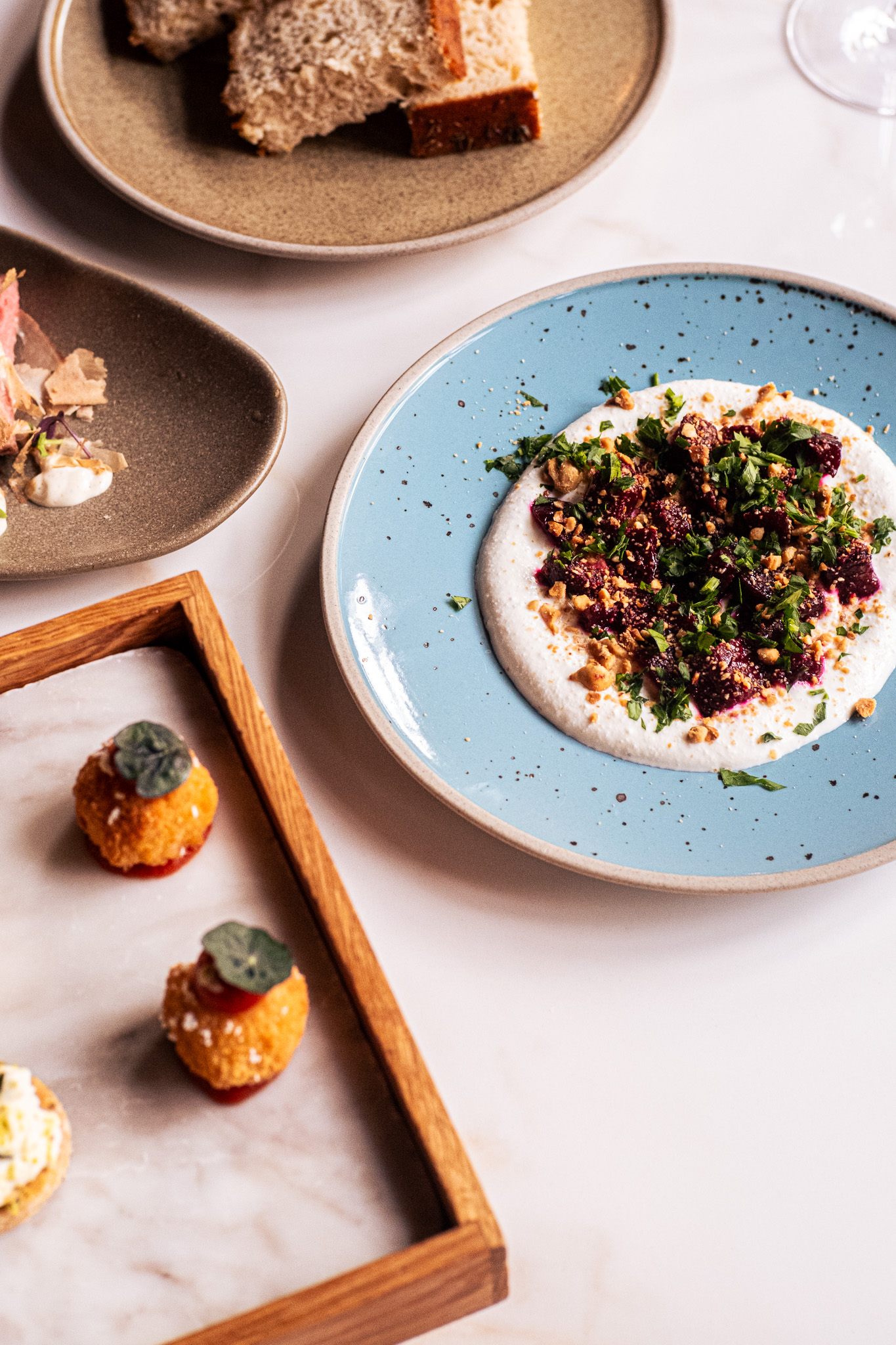 Pisket ricotta med bagte rødbeder og hasselnødder på Basso