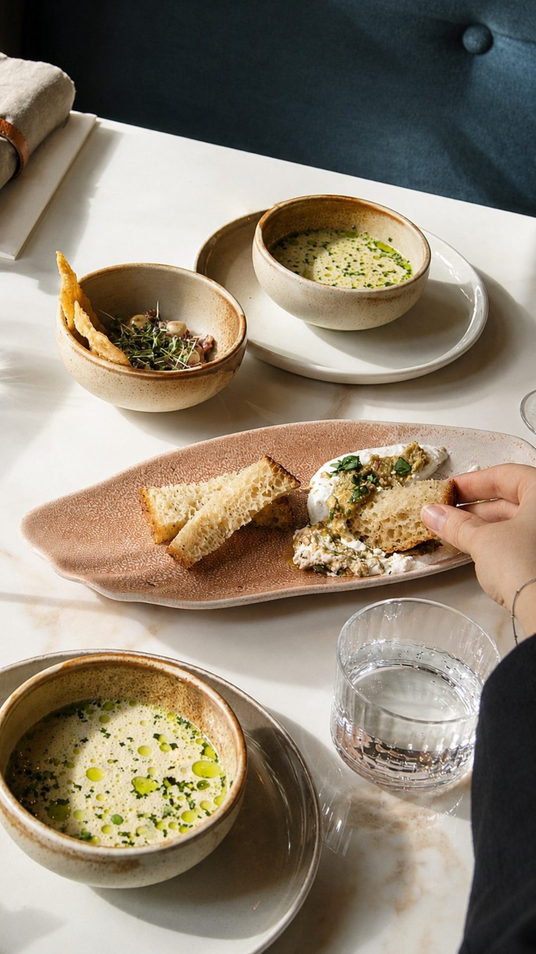 Sæsonens suppe med surdejsbrød og snacks på Basso