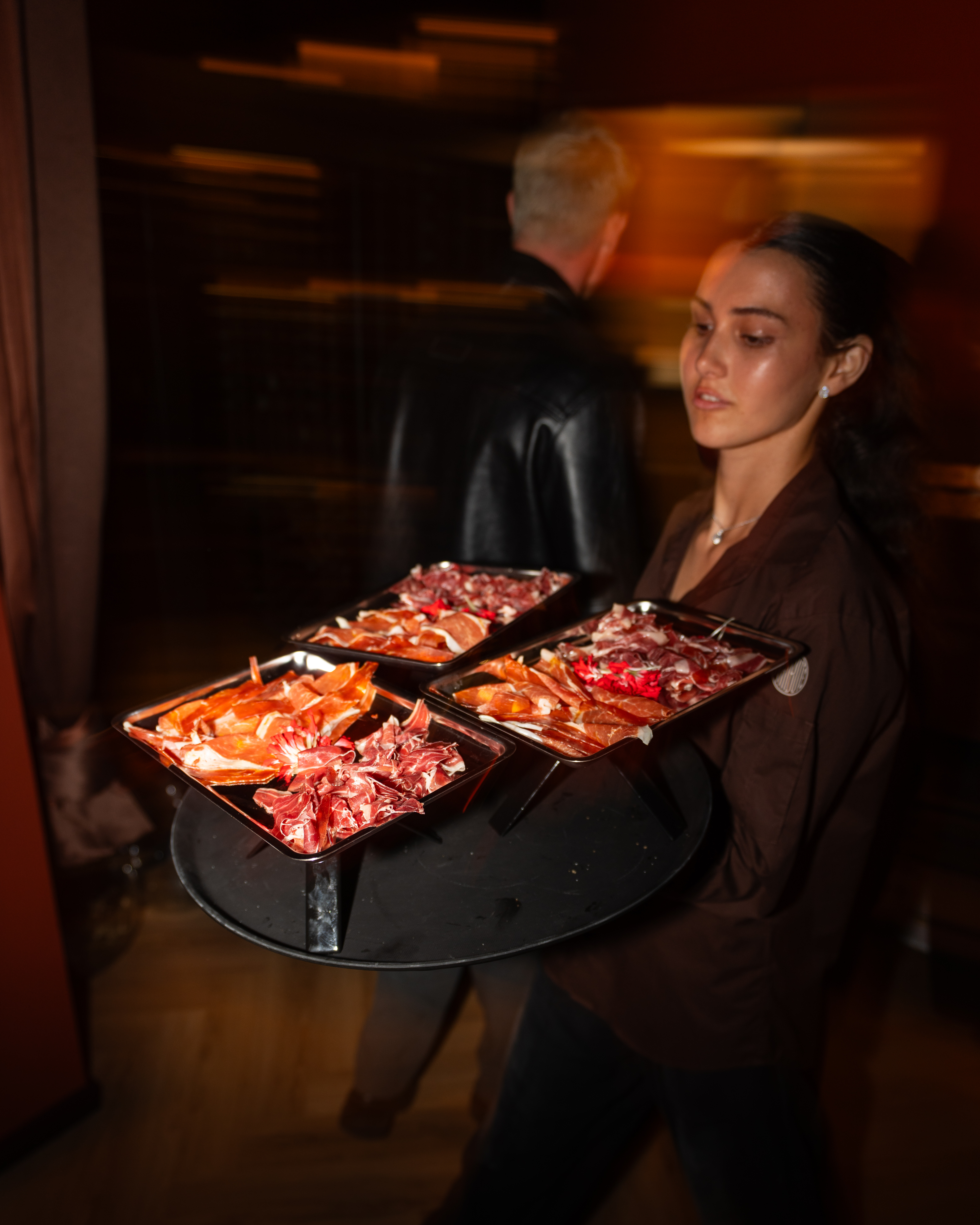 Tjener med bakker af jamón på Boca Reál